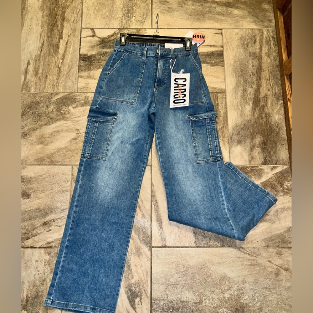 NWT YMI Cargo High Rise Relaxed Fit Denim Jeans size Small in light wash.